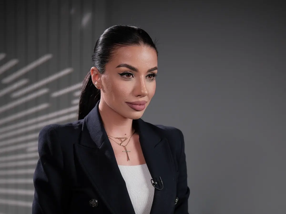 Anca Marinică, portret în sacou negru