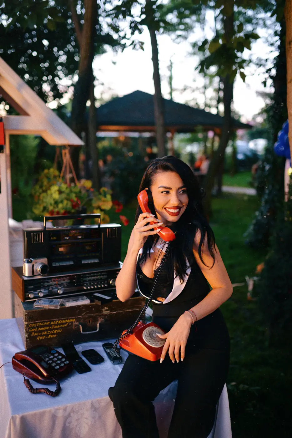 Anca Marinică la un eveniment, vorbind la un telefon retro
