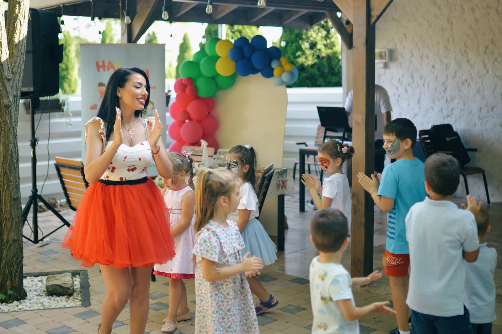 Anca Marinică dansând cu copiii la o petrecere Hai cu noi la joacă
