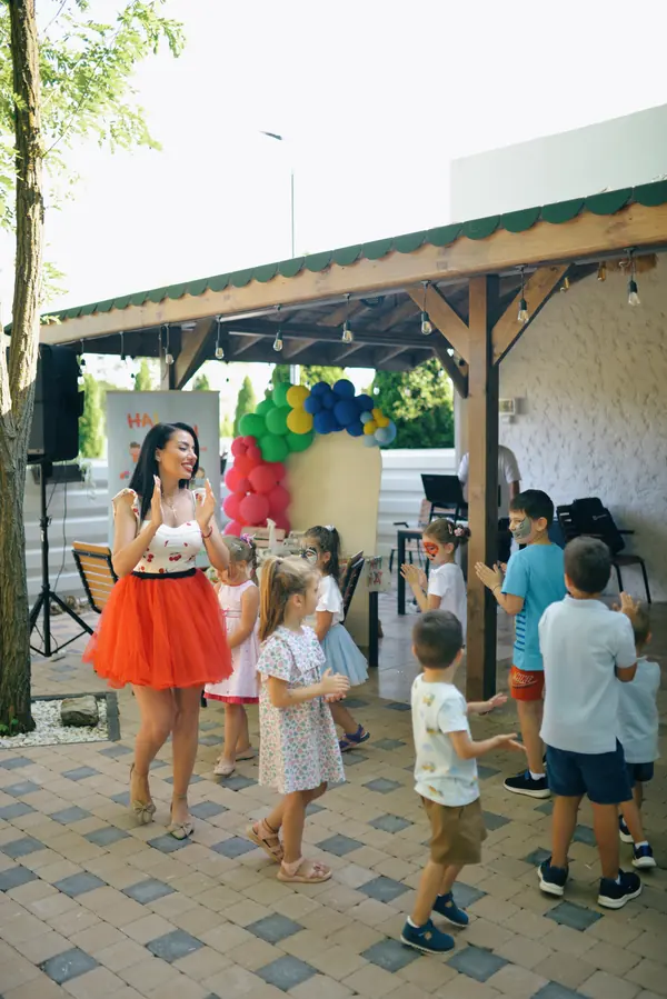 Anca Marinică dansând cu copiii la petrecere