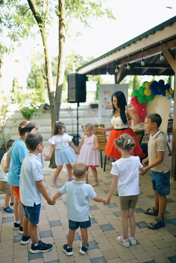 Joc în cerc cu copiii, condus de Anca Marinică