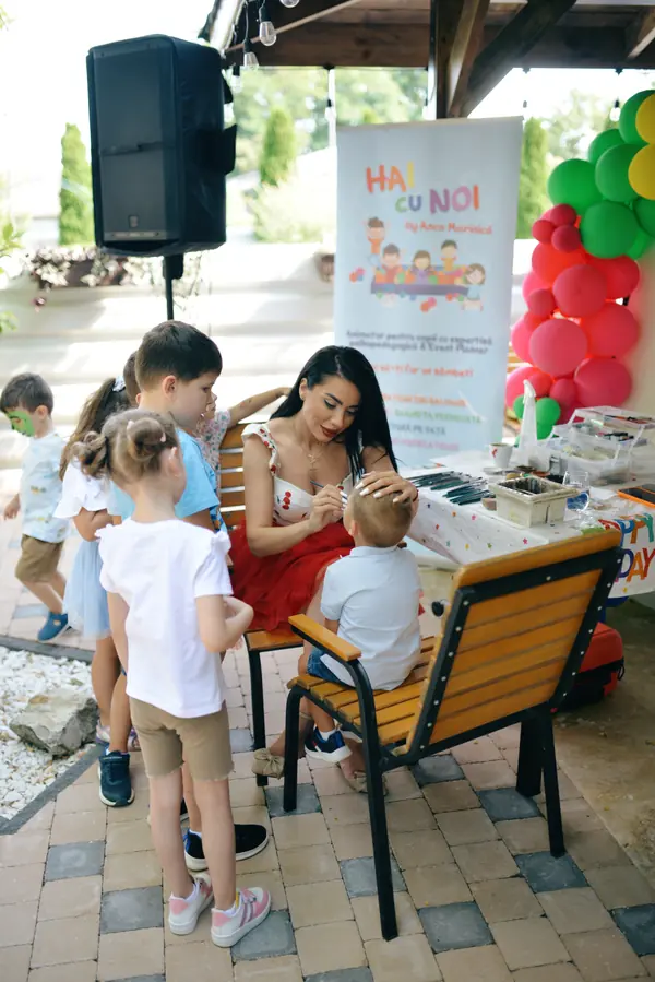 Copii așteptând la masa de face painting
