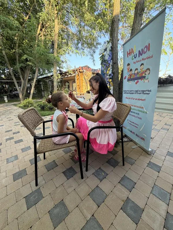 Anca Marinică la face painting, în grădină